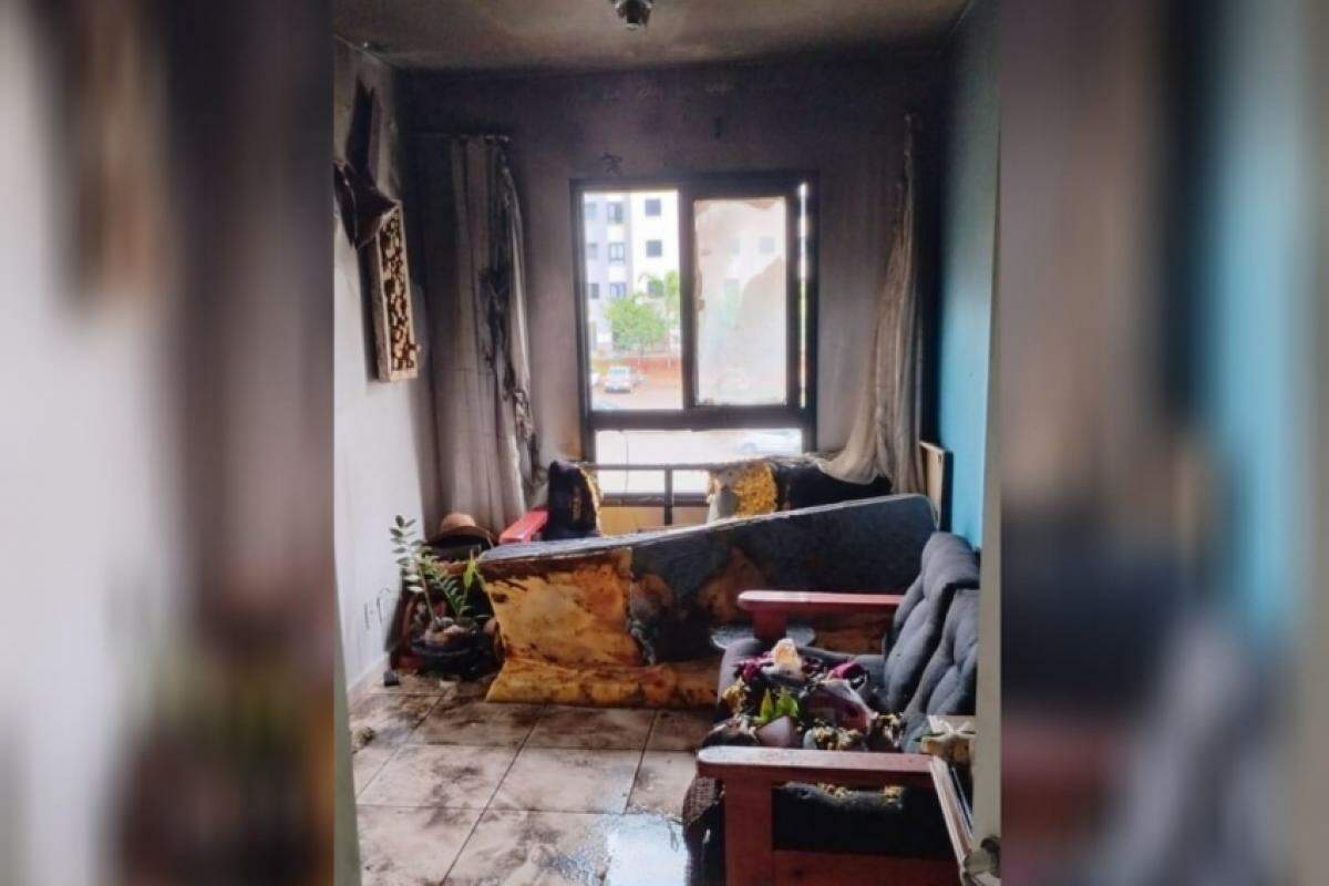 Apartamento foi consumido pelas chamas na manhã desta sexta-feira (18)