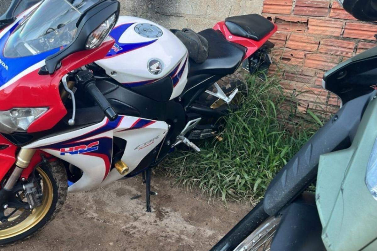 Ação no bairro Planalto de Viracopos recuperou veículos furtados de loja e apreendeu outras com sinais de adulteração.