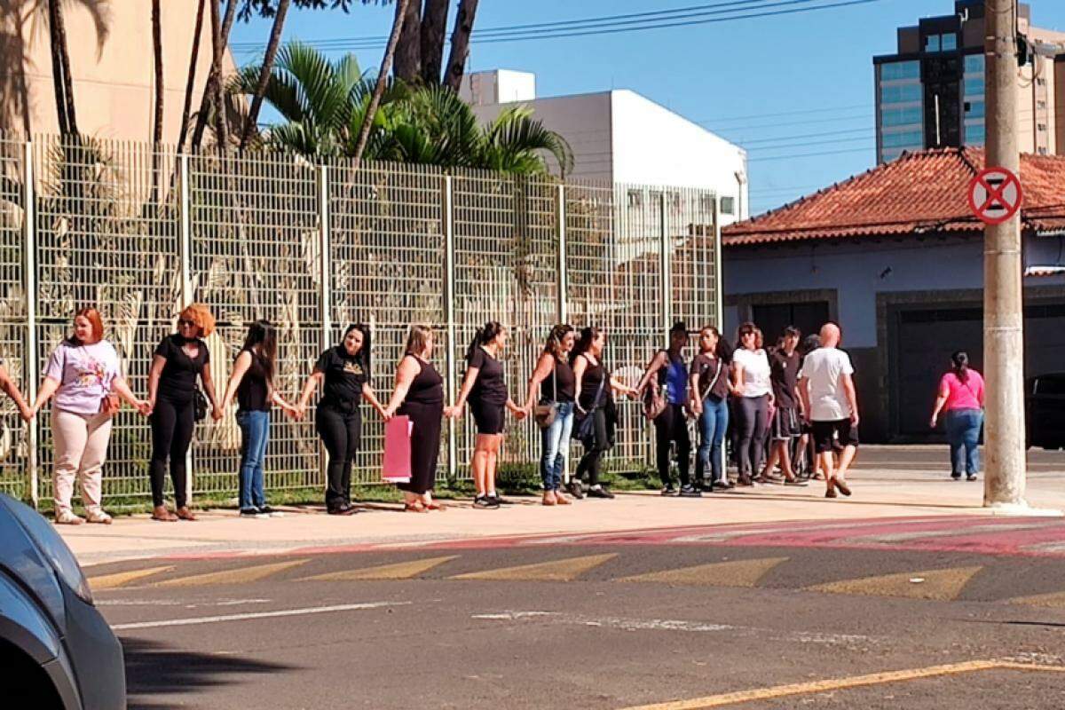 Servidores formam corrente humana em volta da Prefeitura de Franca