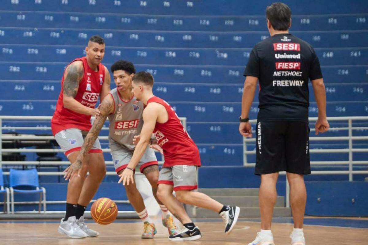Jogadores do Sesi Franca Basquete durante treinamento no Pedrocão