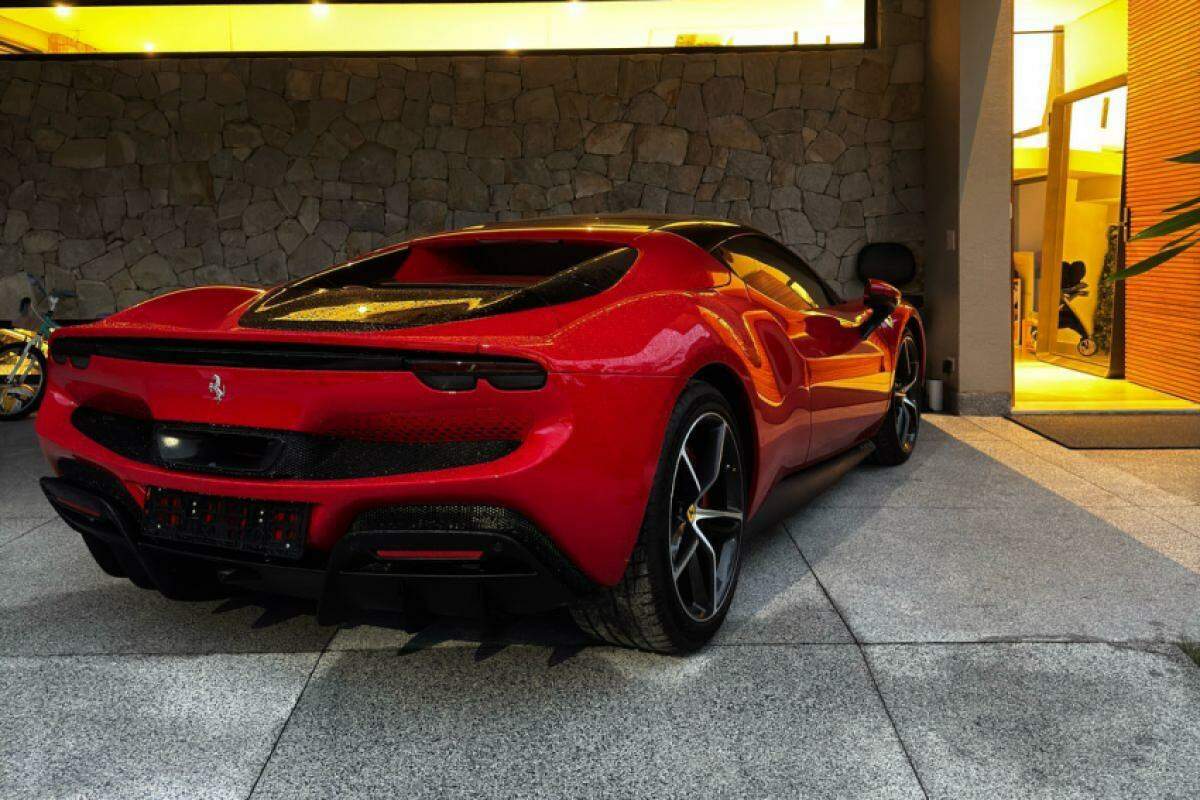 PF cumpre 31 mandados de prisão temporária e apreende Ferrari em megaoperação.