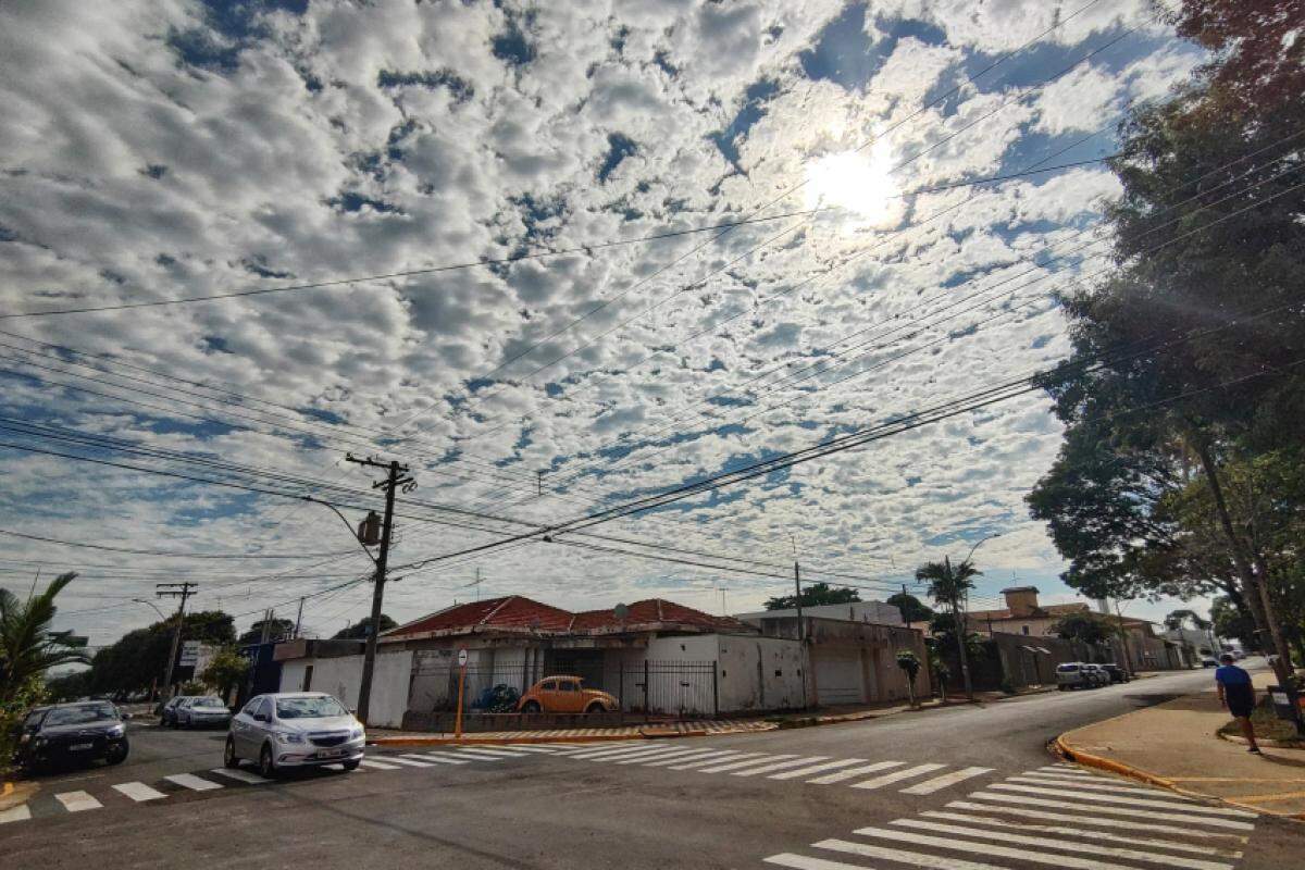 Sol entre nuvens nesta quinta-feira (17), na região do Higienópolis, em Bauru