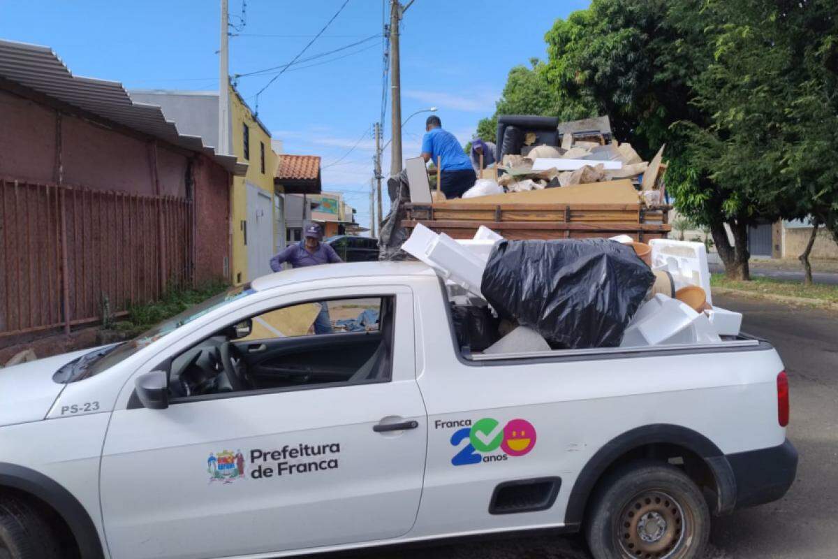 Agentes da Prefeitura de Franca durante Arrastão da Dengue