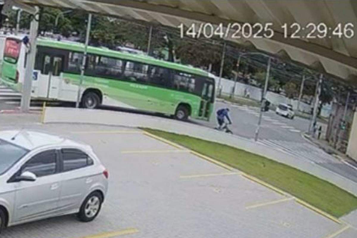 A bicicleta foi parar debaixo do pneu do veículo, enquanto o menino ficou caído no chão.