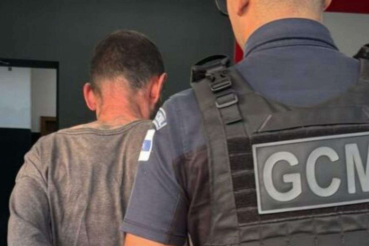 O homem alegou que as drogas eram para consumo próprio, mas foi encaminhado à Delegacia de Polícia Central
