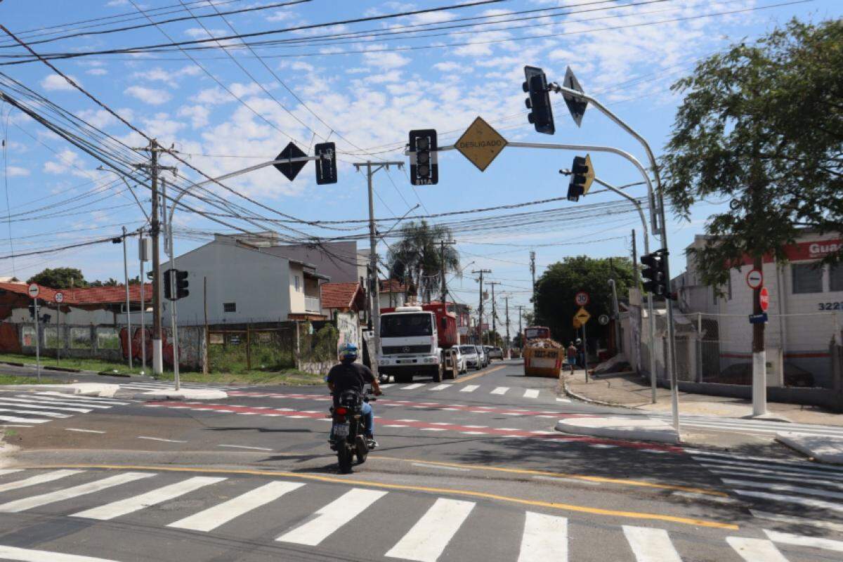 Sinalização foi implantada para organizar o tráfego e reduzir riscos de acidentes.