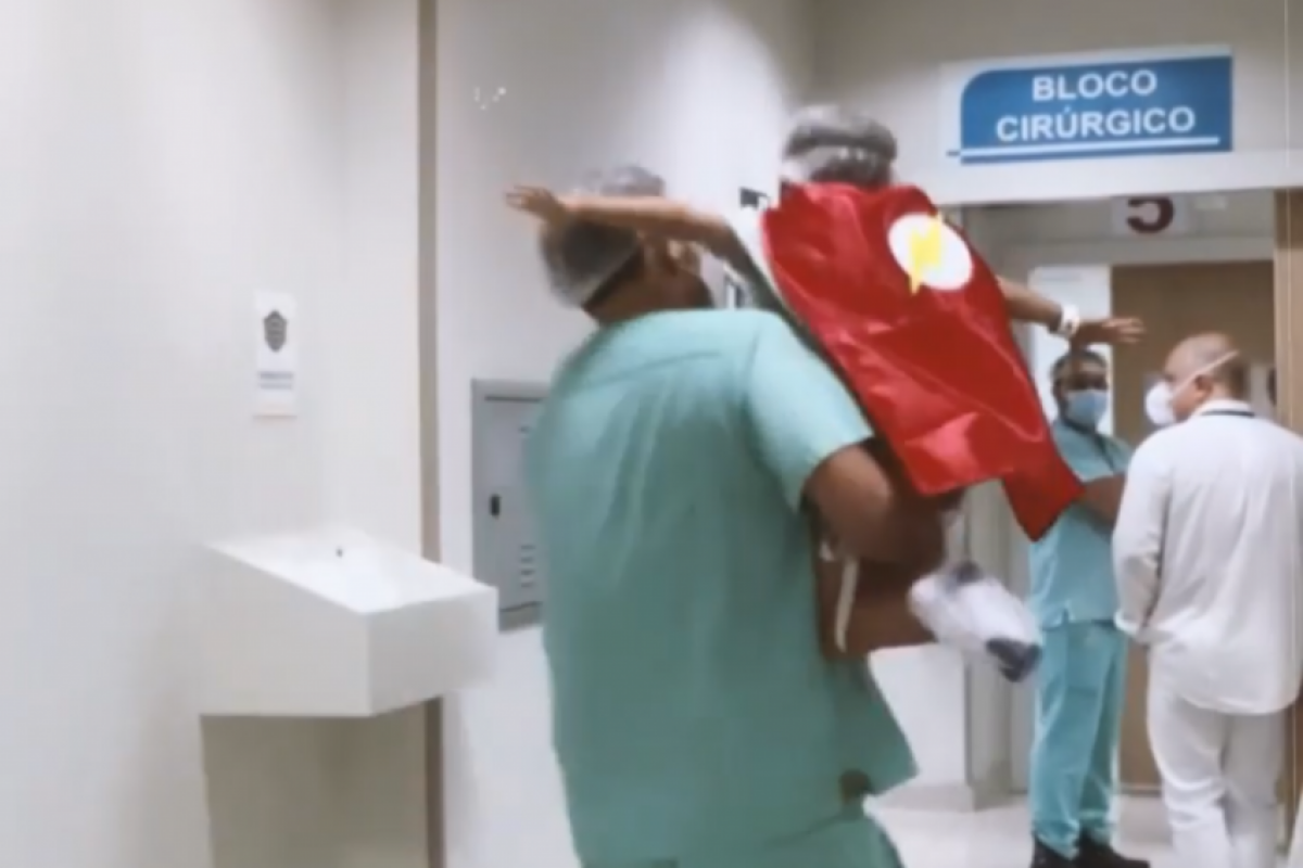 Leandro Brandão Guimarães, que viralizou há dois anos com um vídeo mostrando como transforma pequenos pacientes em heróis
