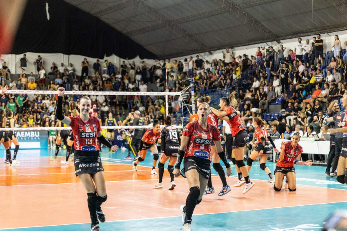 O time bauruense bateu o Praia Clube em 3 sets a 1