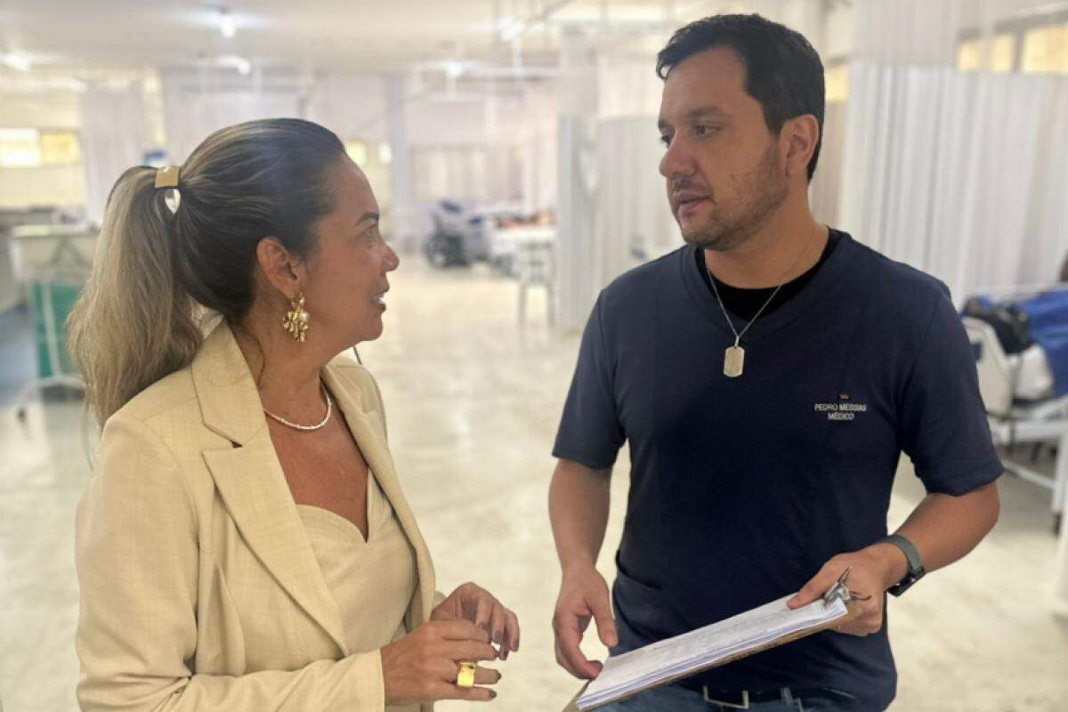 Secretária Waléria Mascarenhas conversando com o médico Pedro Messias