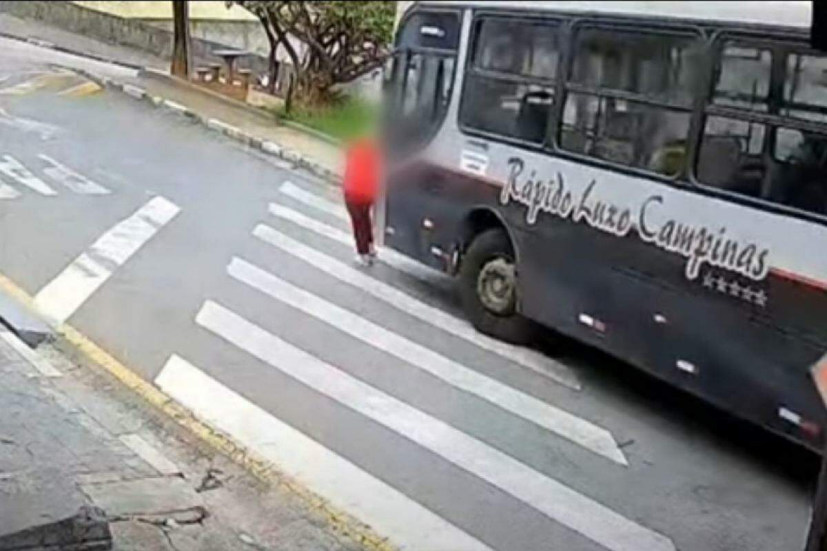 O momento do atropelamento foi registrado por câmeras de segurança