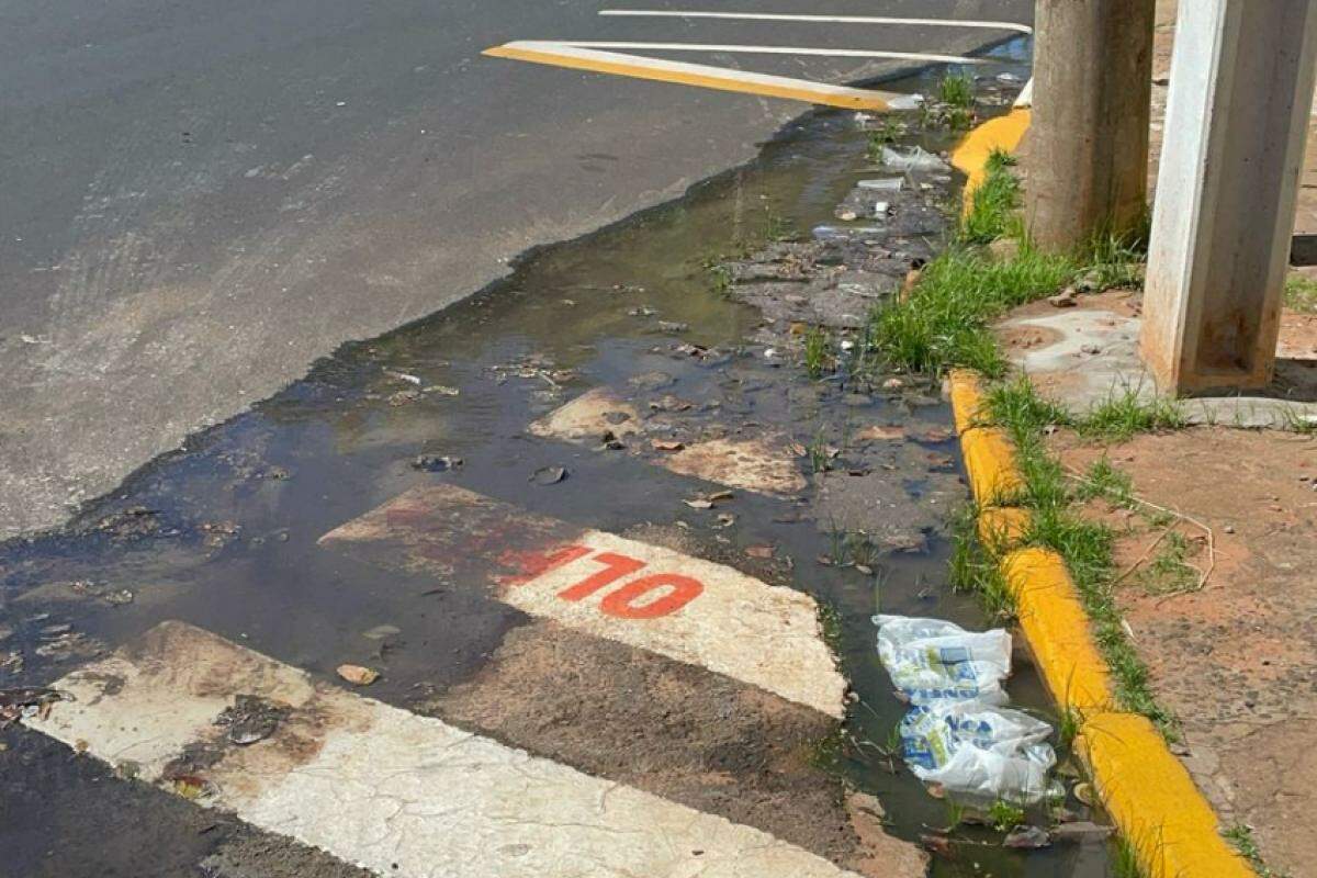 Vazamento na quadra 4 da rua José Ferreira Marques