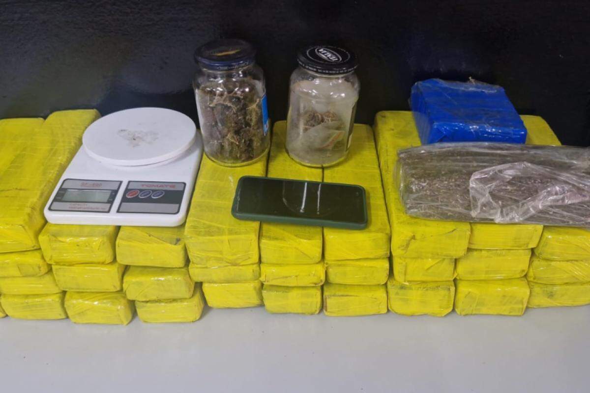 Homem foi preso com mais de 18 quilos de maconha escondidos dentro de casa, no bairro Vila Marieta, em Campinas
