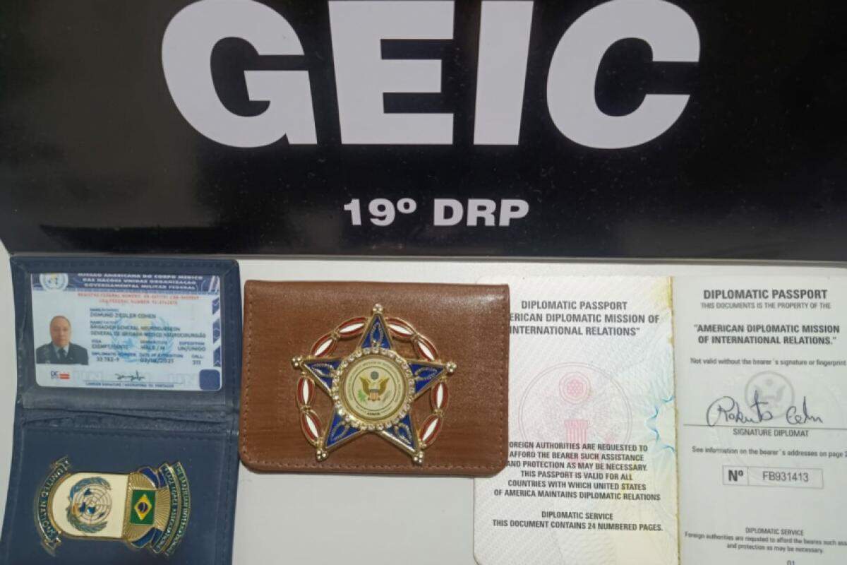 Homem tinha dezenas de diplomas falsos em casa. 
