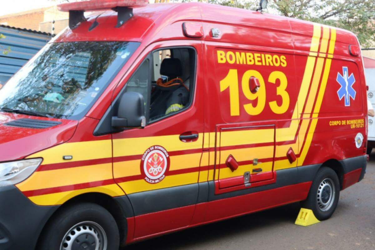 Equipes de resgate do SAMU socorreram a vítima e encaminharam ao hospital.