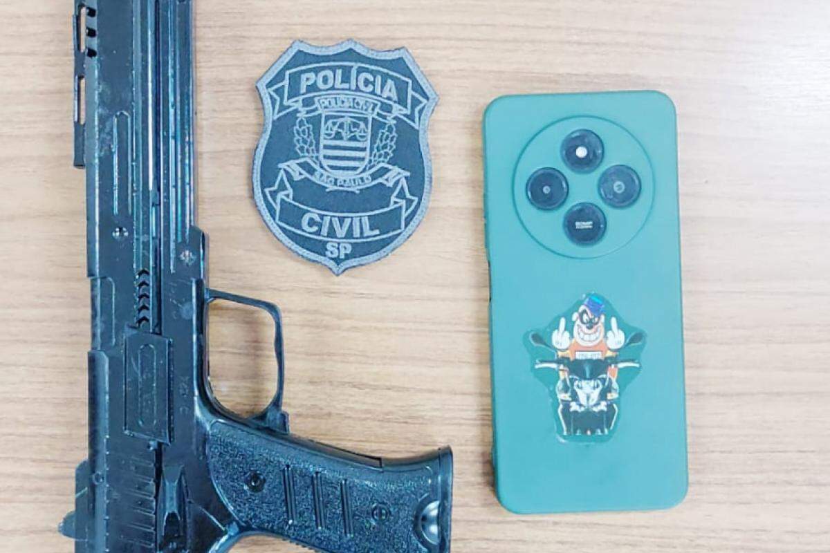Polícia encontrou celular roubado e simulacro com jovem de 21 anos