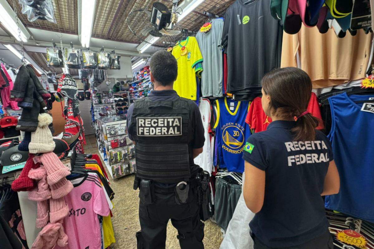 Agentes da Receita Federal durante a operação em Aparecida