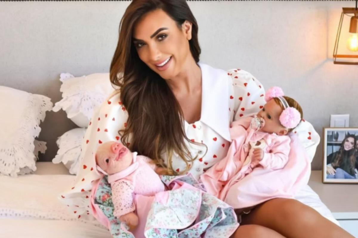 Nicole Bahls com seu porquinho e seu bebê riborn