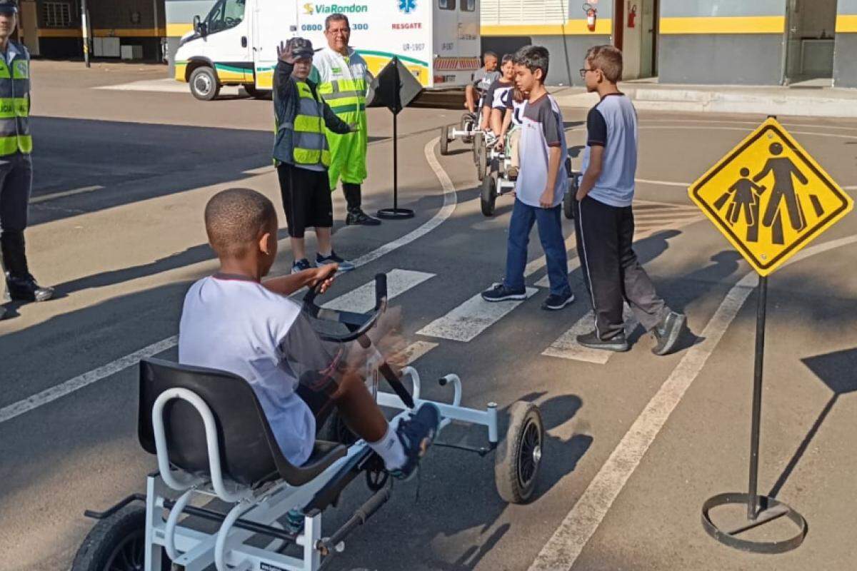 Programa promovido pela Polícia Militar Rodoviária e ViaRondon atendeu alunos com orientações sobre segurança no trânsito 