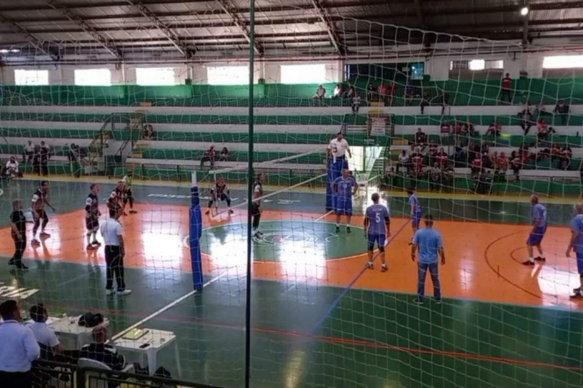Partida de vôlei dos Jogos Regionais da Melhor Idade