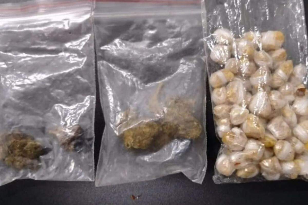 Próximo ao corpo, os policiais localizaram porções de crack e maconha