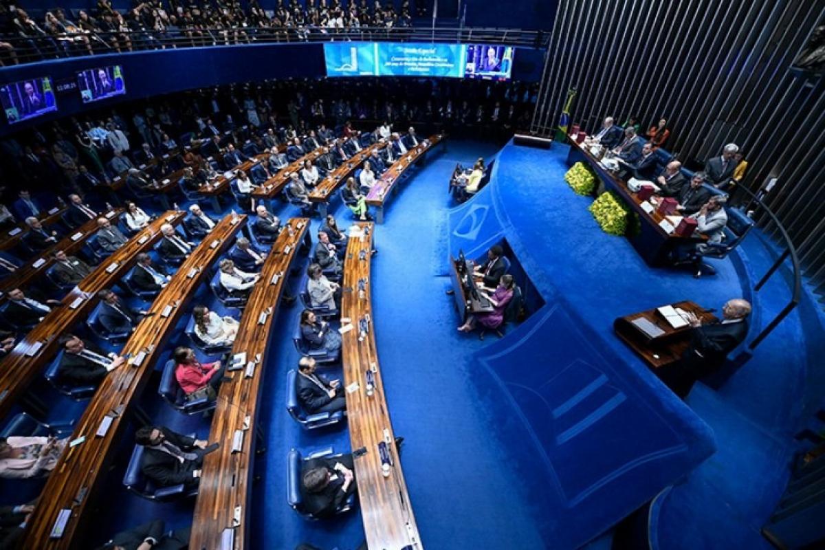 O texto segue agora para apreciação no plenário do Senado, onde precisa de, no mínimo, 49 votos favoráveis em dois turnos para avançar à Câmara dos Deputados