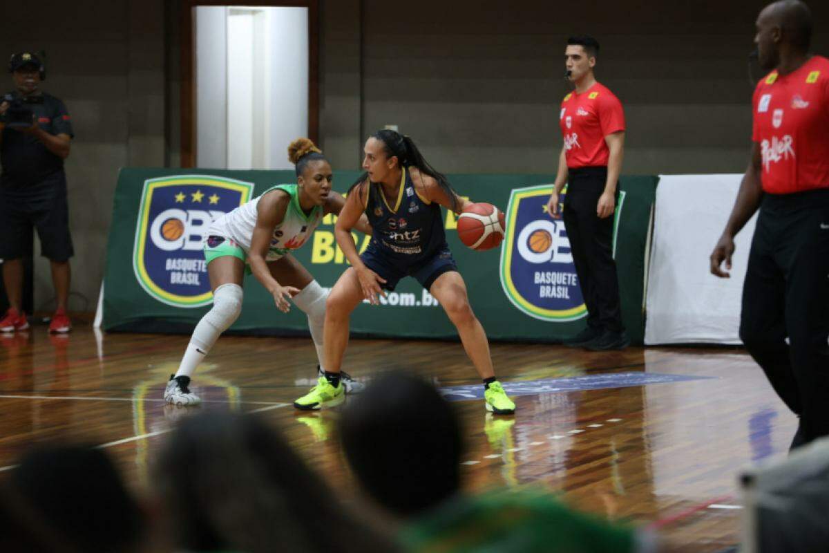 Lance do jogo entre Campinas e São José