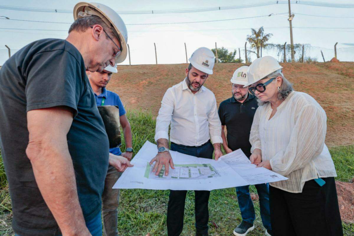 Para viabilizar a etapa de adequação do terreno e execução das fundações e estruturas, o espaço destinado ao estacionamento precisou ser interditado