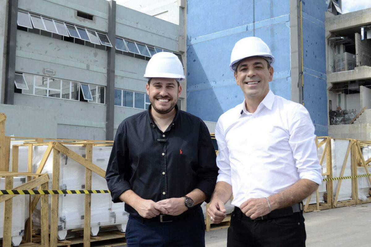 Vice e prefeito estão acompanhando construção do hospital