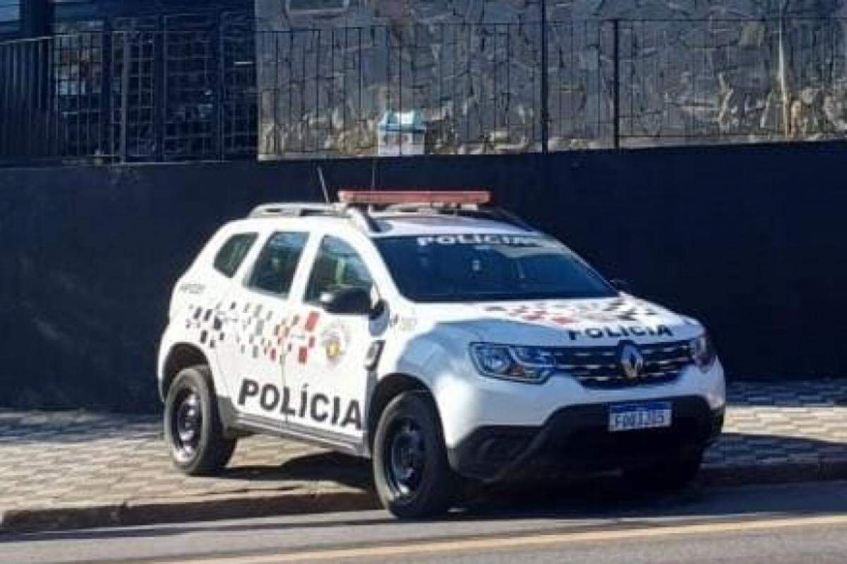 A Polícia Militar foi acionada e, em buscas pelo entorno, localizaram um carro na rua Michigan que, segundo a polícia, pode ter relação com o ataque ao CAC.