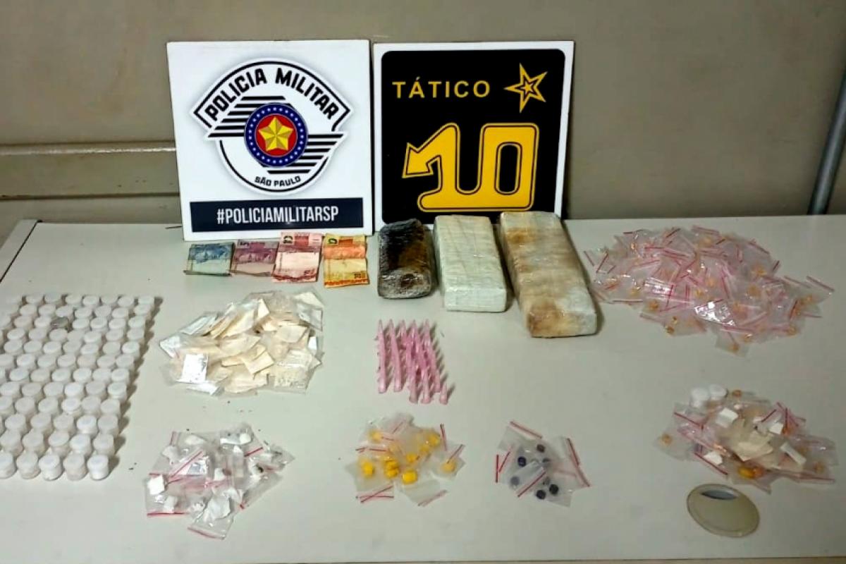 As drogas foram apreendidas e o homem ficou à disposição da justiça.