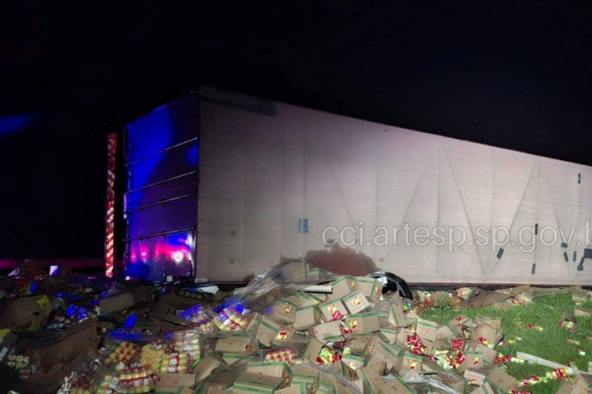 Carreta tomada com bebidas caídas na pista