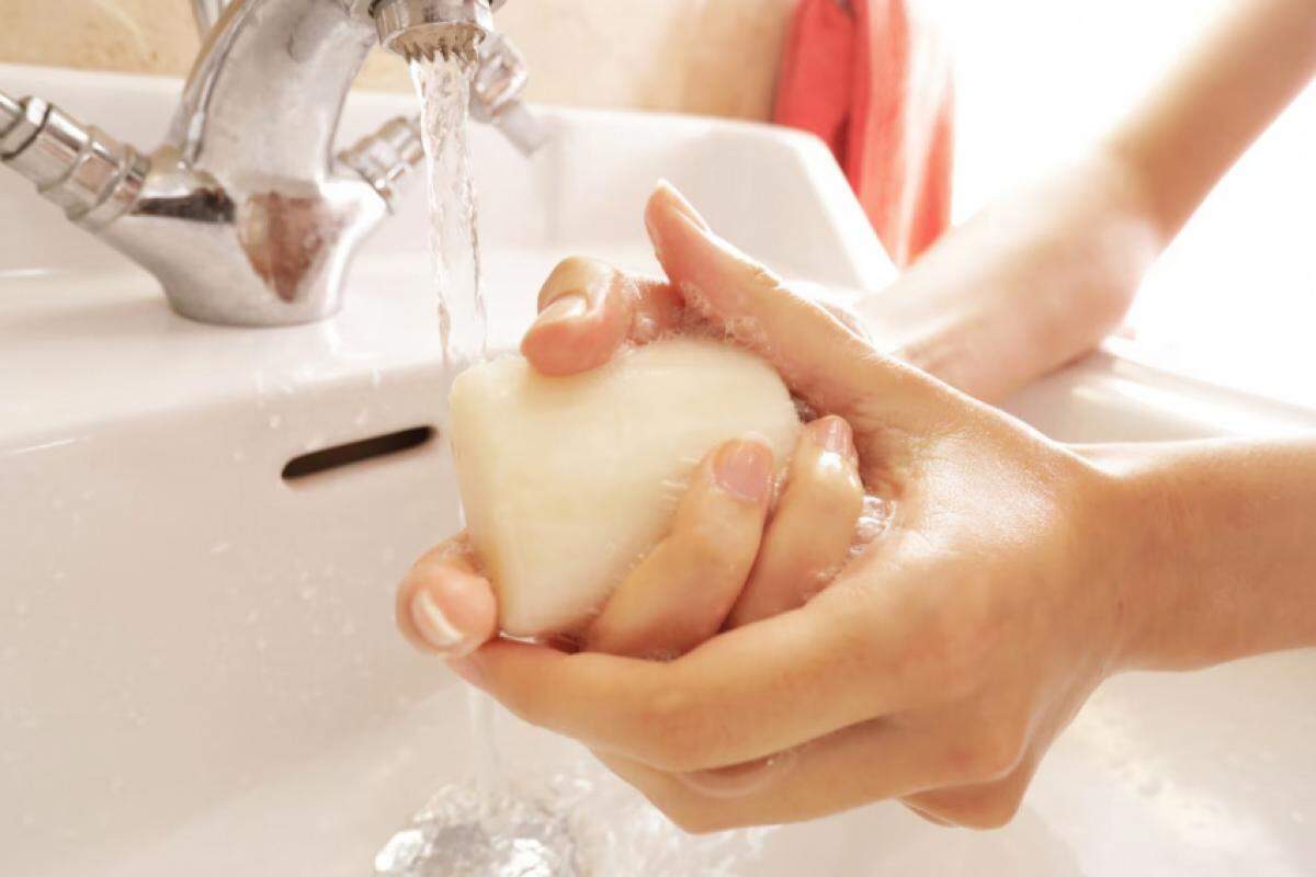 De acordo com a Anvisa, os produtos estavam sendo fabricados e distribuídos sem o devido registro sanitário, o que descumpre a regulamentação para cosméticos