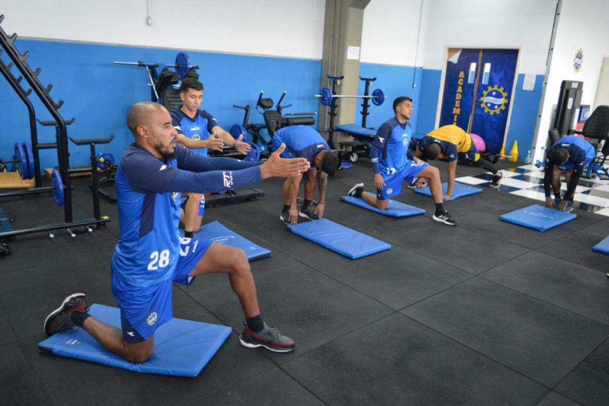 Jogadores da Águia durante treino físico