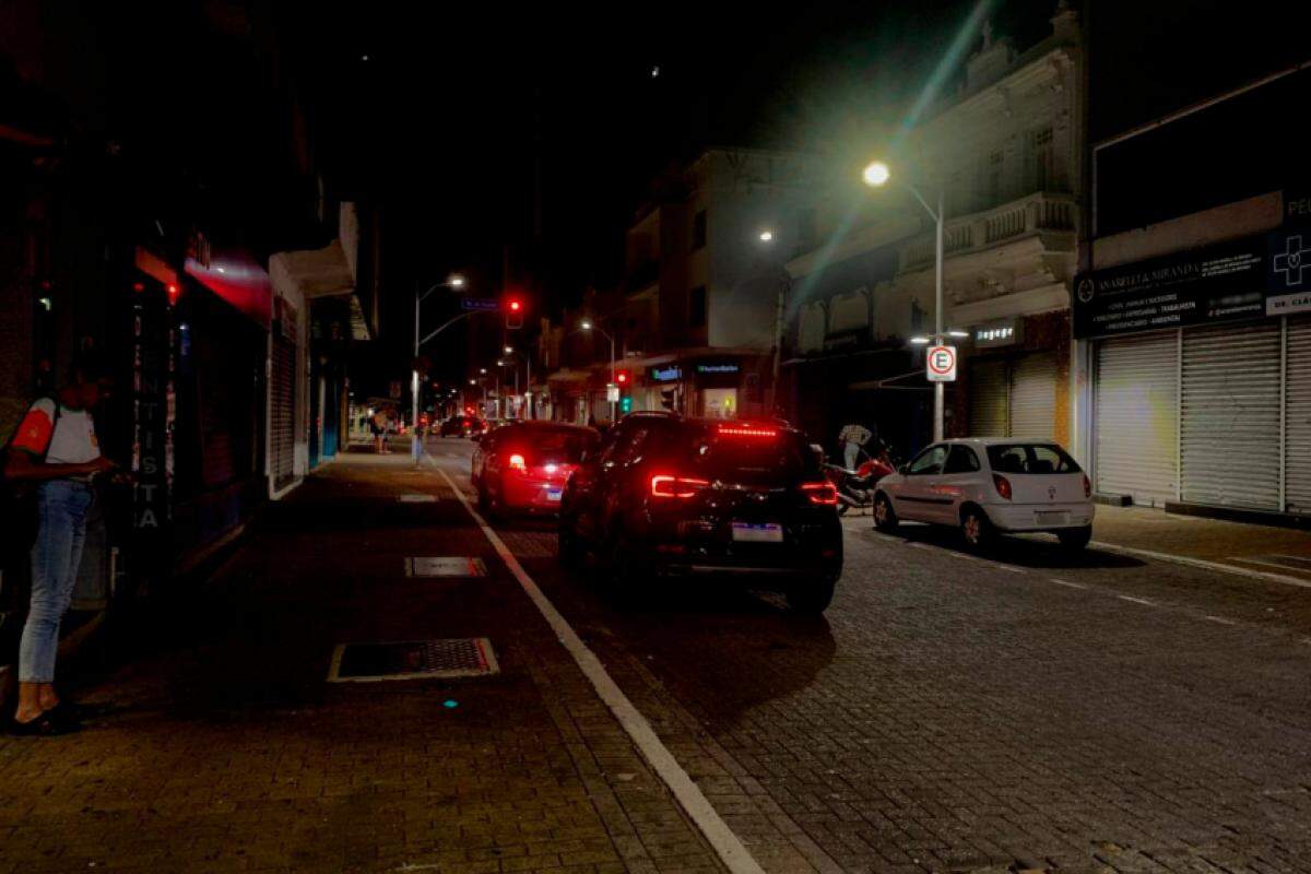Cruzamentos vazios durante a madrugada aumentam o medo de motoristas em Jundiaí
