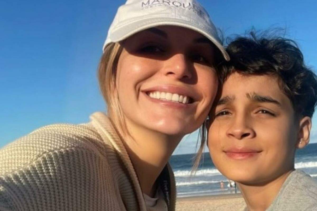A atriz australiana Clare McCann e o filho Atreyu