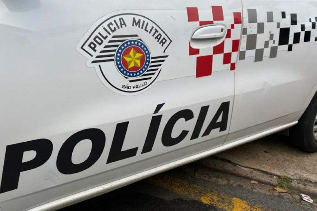 Mulher de 56 anos sofreu escoriações e foi levada ao pronto-socorro; causas da colisão ainda são desconhecidas