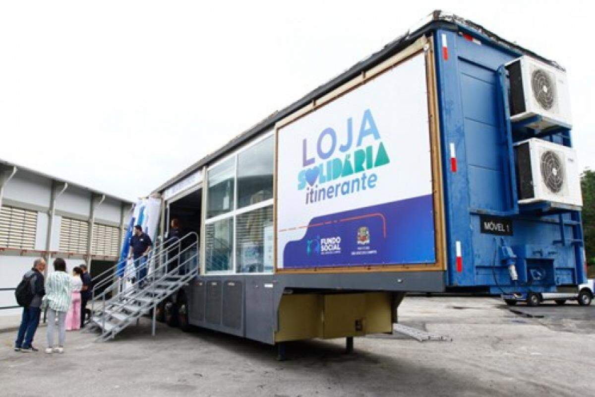 Carreta se transformou em loja itinerante