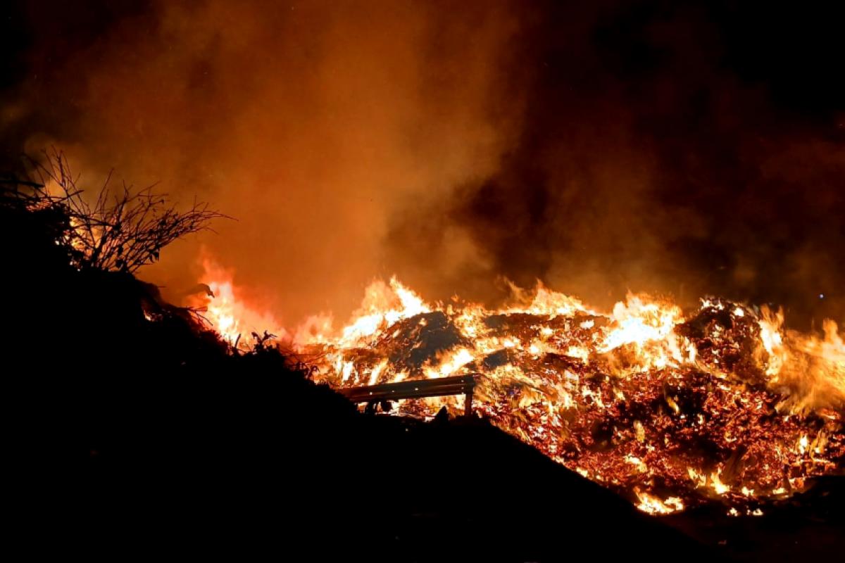 O fogo começou por volta das 23h30 deste sábado no Jardim Oriente.