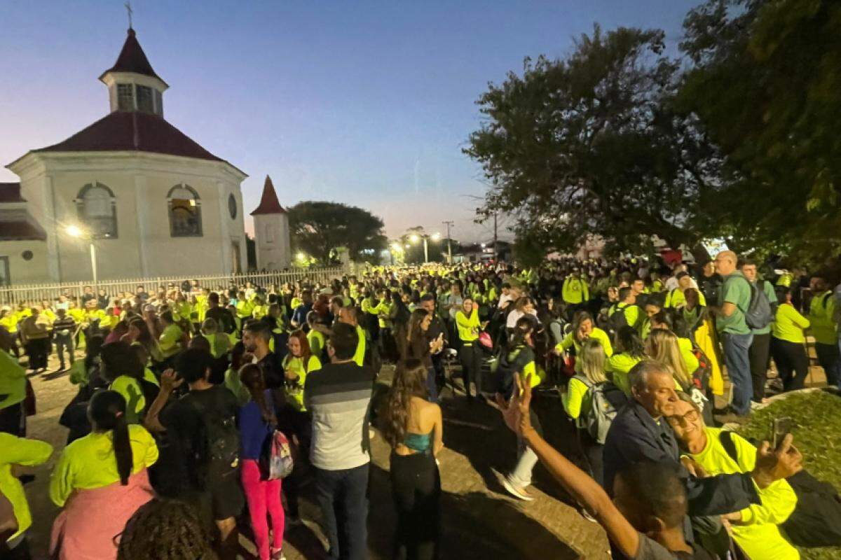 Fiéis reunidos no fim da tarde desta quarta-feira, 21