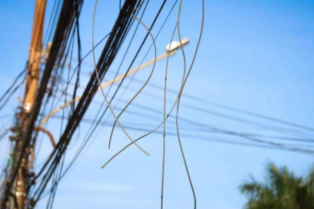 Projeto aprovado na Câmara prevê punições para operadoras que mantiverem fios desativados ou desorganizados nos postes da cidade