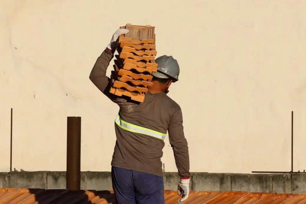 Trabalhador durante a obra; a nova linha deve beneficiar 120 mil famílias no país