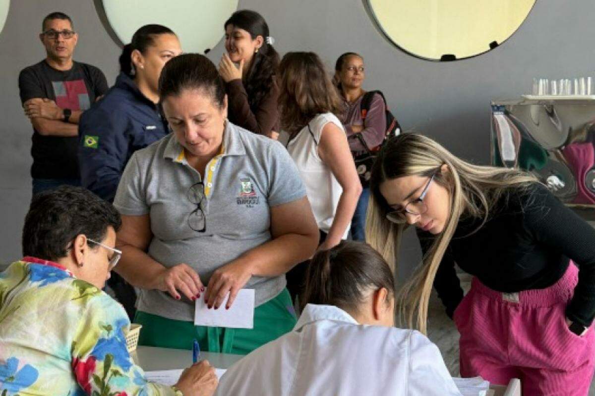 Funcionários recebendo a vacina no centro administrativo de Birigui 