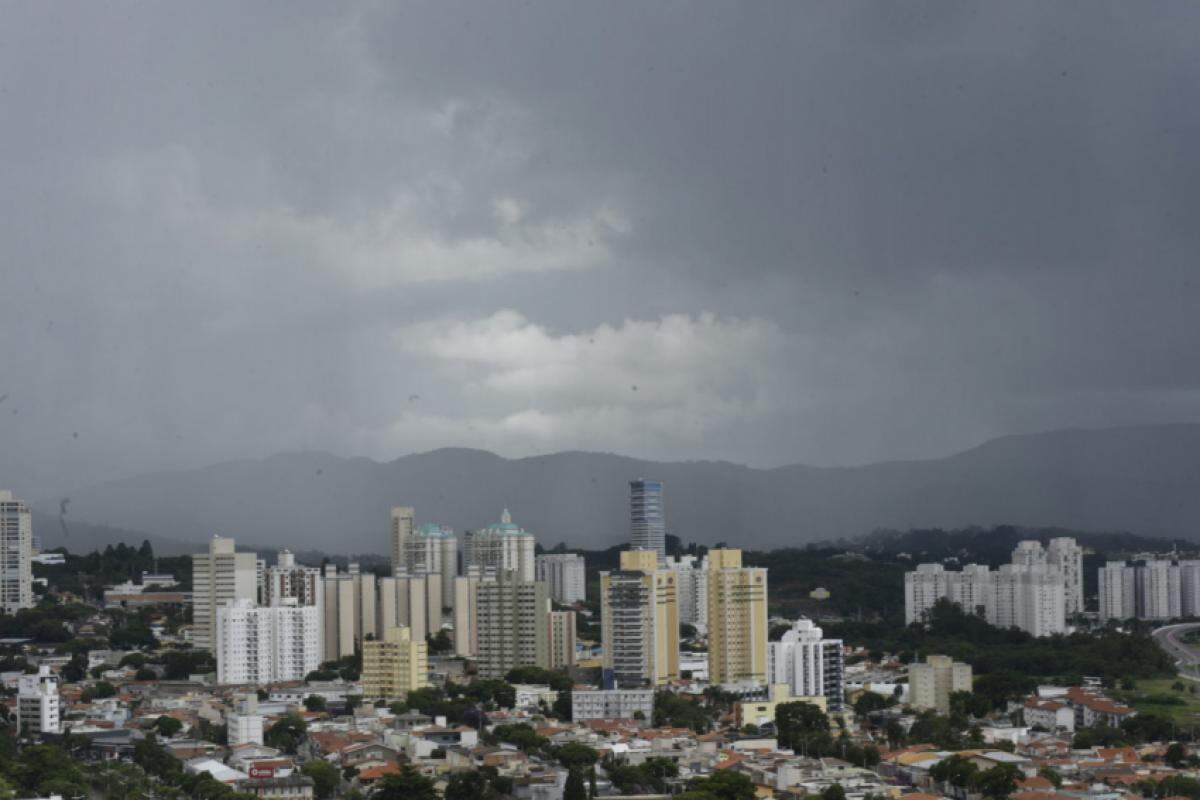 Tempo fechado em Jundiaí antecipa a chegada da frente fria