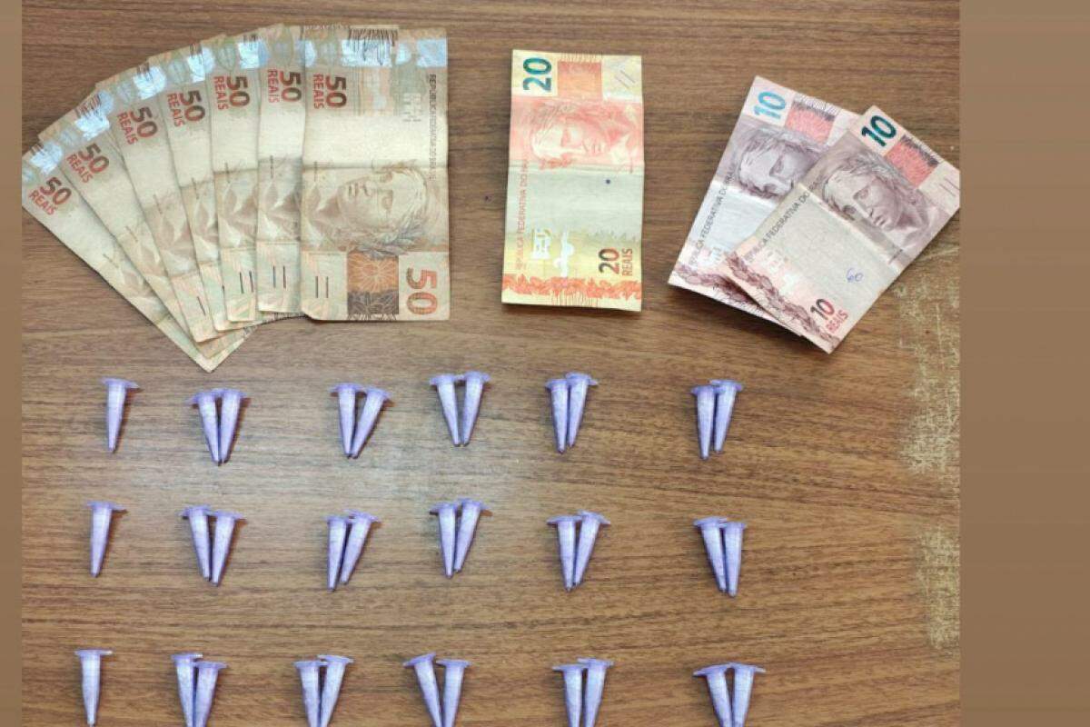 Cocaína e dinheiro apreendidos com menor