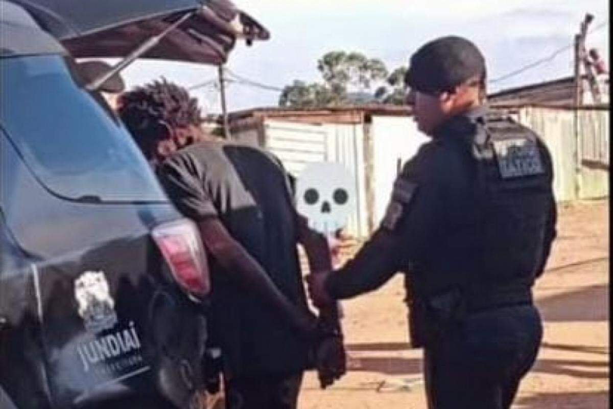 Os GMs o prenderam em uma região de cracolândia