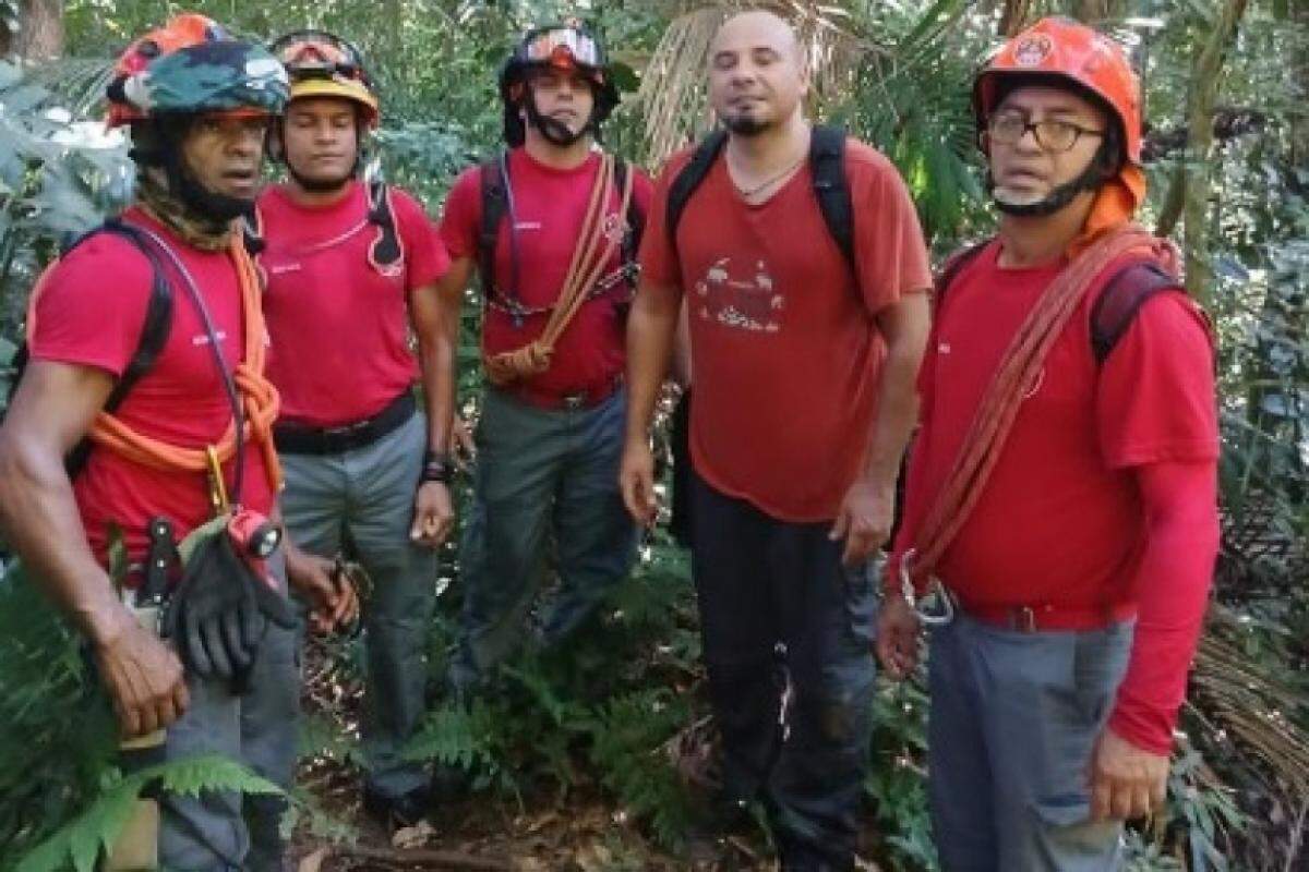 Homem é socorrido durante trilha