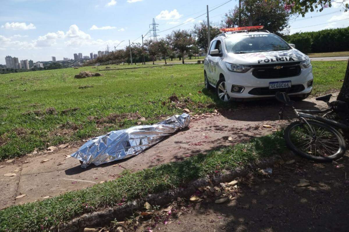 Corpos de dois homens são encontrados em diferentes bairros de Araçatuba nesta sexta-feira; causas das mortes serão investigadas pelo IML