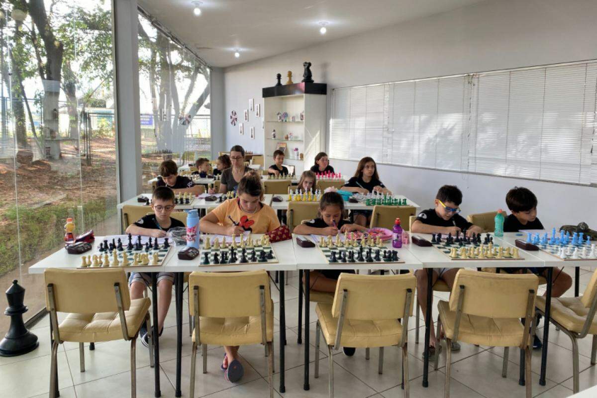 Imagem das aulas de xadrez na Luso Bauru