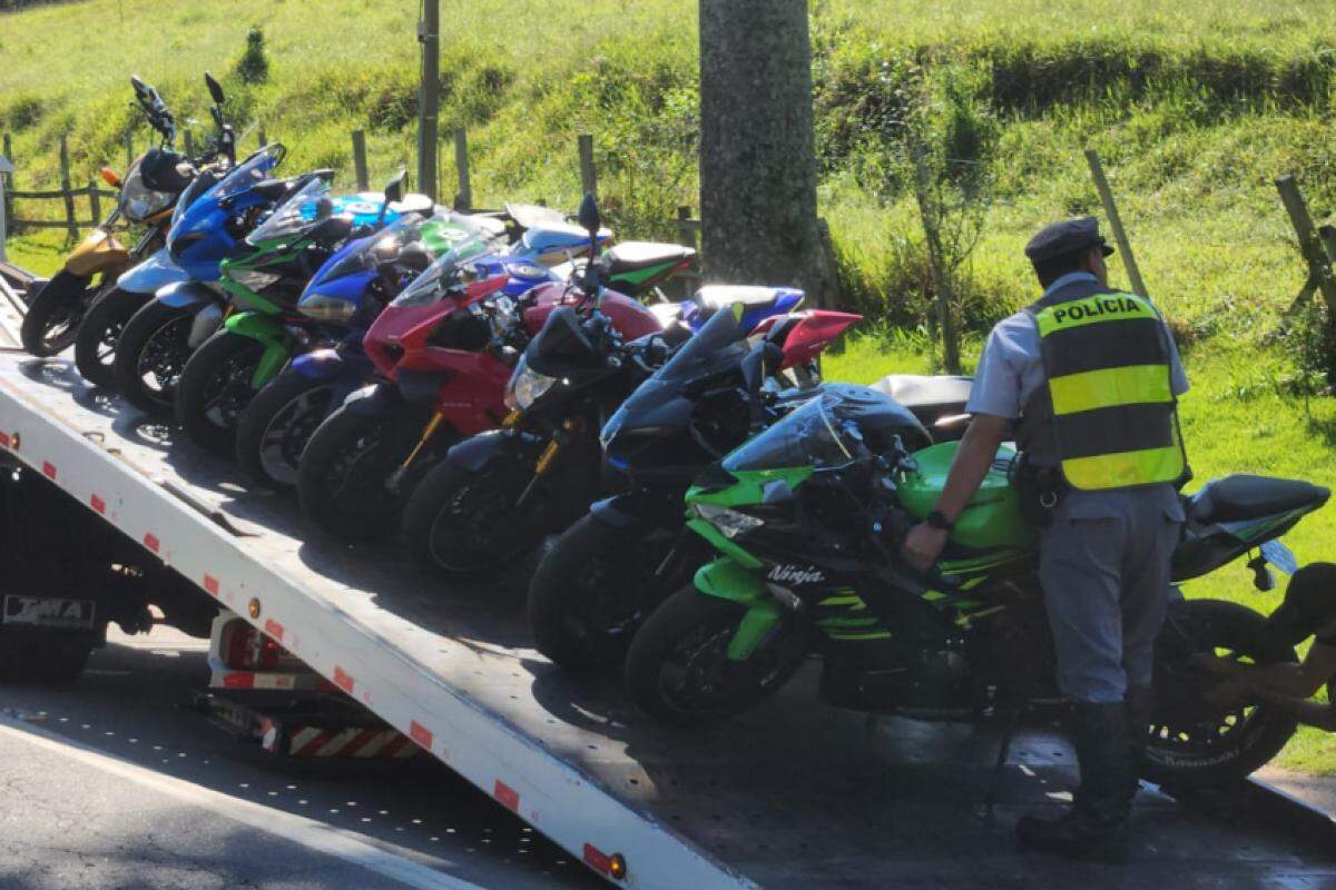 A ação da Polícia Rodoviária também resultou em 75 multas e 31 documentos recolhidos