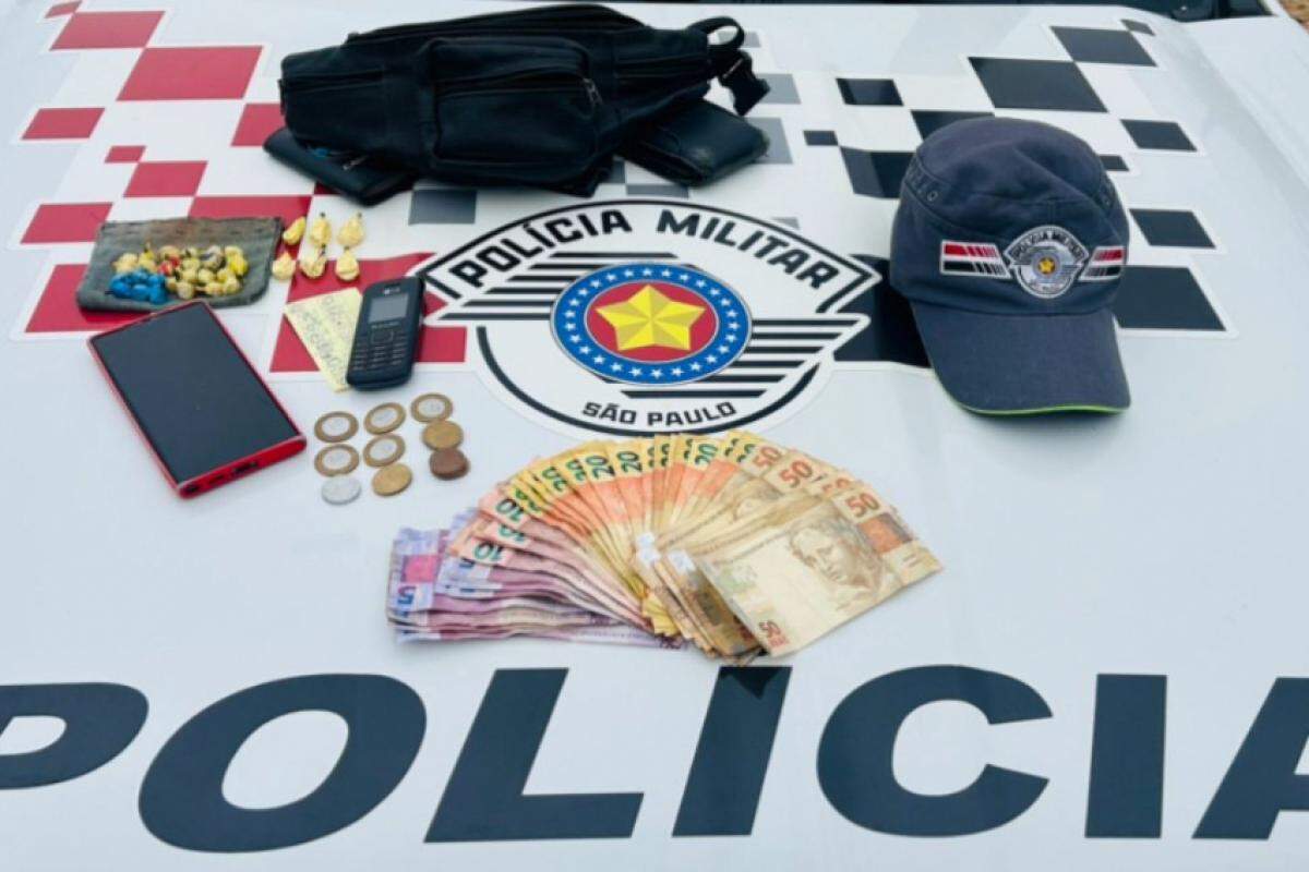 Polícia apreendeu entorpecentes, dinheiro e anotações durante abordagem no bairro Antena